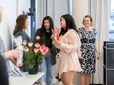 Eine junge Frau nimmt ihr Abschlusszeugnis entgegen | © Simone Hryzyk/AWO Bremerhaven