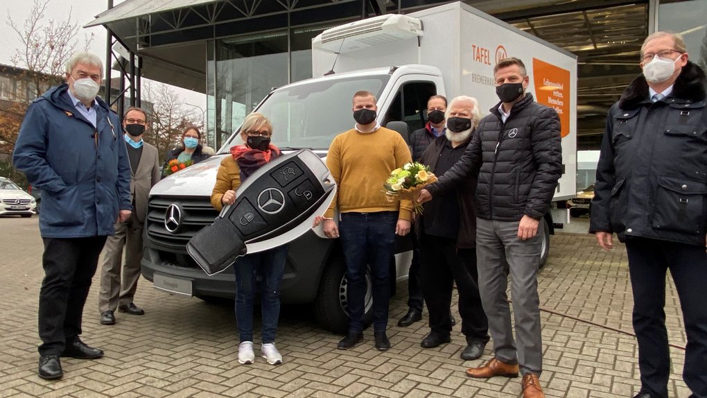 Im Bild von links: Uwe Parpart, Stadtrat für Arbeit und Soziales, Günter Dohrmann (Mercedes-Benz Diekmann Automobile Bremerhaven), Antje Alberts (Vorsitzende der Bremerhavener Volkshilfe e.V.), Gaby Treschok (Tafel), Hannes Haßmann (Mercedes-Benz), Reiner van Loh (Mercedes-Benz), Manfred Jabs (Landesvorsitzender der Tafeln Bremen und Niedersachsen), Thomas Schwellenthin (Verkaufsleiter Transport & Vans) und Thorsten Raschen (MdBB und Fraktionsvorsitzender der CDU Bremerhaven). Foto: Krüger Im Bild von links: Uwe Parpart, Stadtrat für Arbeit und Soziales, Günter Dohrmann (Mercedes-Benz Diekmann Automobile Bremerhaven), Antje Alberts (Vorsitzende der Bremerhavener Volkshilfe e.V.), Gaby Treschok (Tafel), Hannes Haßmann (Mercedes-Benz), Reiner van Loh (Mercedes-Benz), Manfred Jabs (Landesvorsitzender der Tafeln Bremen und Niedersachsen), Thomas Schwellenthin (Verkaufsleiter Transport & Vans) und Thorsten Raschen (MdBB und Fraktionsvorsitzender der CDU Bremerhaven). Foto: Krüger