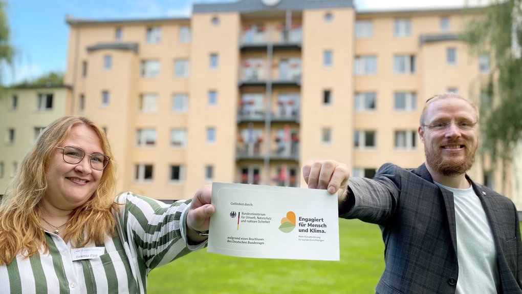 Neue Beschattung für die Bewohner*innenzimmer im Gerhard-van-Heukelum-Haus der AWO Bremerhaven: Einrichtungsleitung Vanessa Kipp und Projektkoordinator Martin Schneider freuen sich über den Zuwendungsbescheid aus Berlin. Foto: Thomas Krüger Neue Beschattung für die Bewohner*innenzimmer im Gerhard-van-Heukelum-Haus der AWO Bremerhaven: Einrichtungsleitung Vanessa Kipp und Projektkoordinator Martin Schneider freuen sich über den Zuwendungsbescheid aus Berlin. Foto: Thomas Krüger
