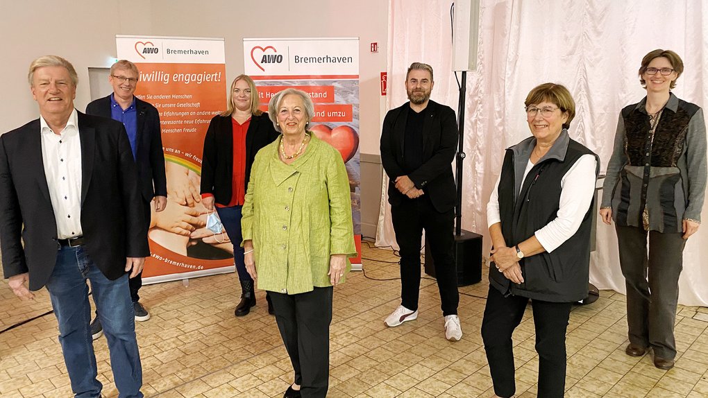 Der neu gewählte Vorstand des AWO Kreisverbandes Bremerhaven e. V.: Im Vordergrund von links Vorstandsvorsitzender Dr. Uwe Lissau und seine Stellvertreterinnen Barbara Riechers-Kuhlmann und Sybille Böschen. In der hinteren Reihe die Beisitzer Jörg Zager, Lisa Wittig, Elias Tsartilidis und Wiebke Peters. Der neu gewählte Vorstand des AWO Kreisverbandes Bremerhaven e. V.: Im Vordergrund von links Vorstandsvorsitzender Dr. Uwe Lissau und seine Stellvertreterinnen Barbara Riechers-Kuhlmann und Sybille Böschen. In der hinteren Reihe die Beisitzer Jörg Zager, Lisa Wittig, Elias Tsartilidis und Wiebke Peters.