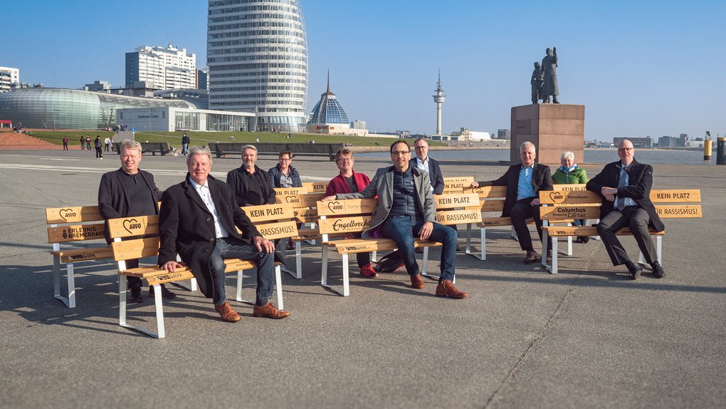 Von links: Dr. Ralf Meyer (Erlebnis Bremerhaven), Dr. Uwe Lissau (Vorstandsvorsitzender AWO Kreisverband Bremerhaven e.V.), Mike Heilmann (Werbegemeinschaft Alte Bürger), Insa Rabbel (BiS Stabsstelle Standortmarketing), Ute Möhle (Nord-Süd-Forum), Gerd Engelbrecht (Stadtbäckerei Engelbrecht), Olaf Schröder (Fischereihafen-Betriebsgesellschaft), Bernd Meenzen (Wespa), Gertrud Wiehler (Aktionsbündnis gegen Rechts), Eckart Kroon (Geschäftsführer AWO Bremerhaven). | © AWO Bremerhaven / Simone Hryzyk