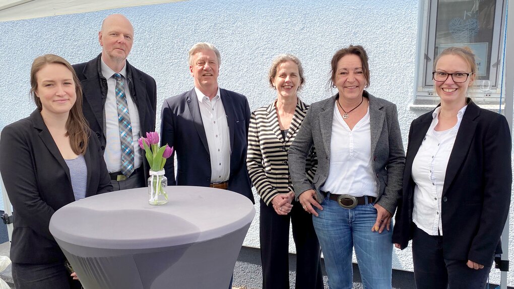 Die AWO Bremerhaven hat eine Beratungsstelle für Sexarbeiter*innen eröffnet: Im Bild von links Clara Friedrich (Leiterin des Bremerhavener Büros der Zentralstelle Landesfrauenbeauftragte), AWO-Geschäftsführer Eckart Kroon, AWO-Kreisverbandsvorsitzender Dr. Uwe Lissau, Fachbereichsleitung Dr. Margaret Brugman, Marie-Beraterin Caren Utecht und Marie-Koordinatorin Katrin Hill. | © AWO Bremerhaven Die AWO Bremerhaven hat eine Beratungsstelle für Sexarbeiter*innen eröffnet: Im Bild von links Clara Friedrich (Leiterin des Bremerhavener Büros der Zentralstelle Landesfrauenbeauftragte), AWO-Geschäftsführer Eckart Kroon, AWO-Kreisverbandsvorsitzender Dr. Uwe Lissau, Fachbereichsleitung Dr. Margaret Brugman, Marie-Beraterin Caren Utecht und Marie-Koordinatorin Katrin Hill. | © AWO Bremerhaven