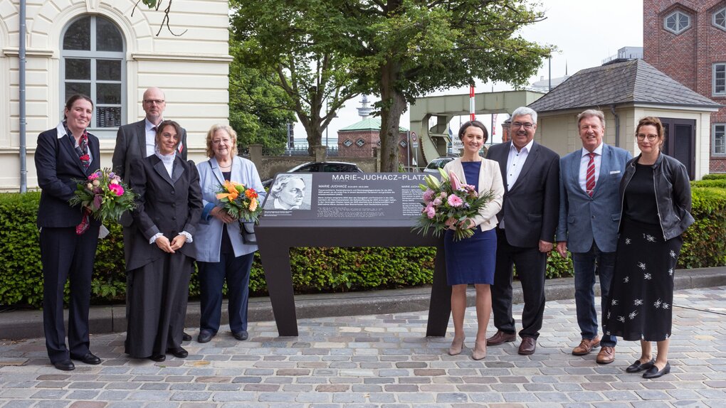 Lydia Struck (Urgroßnichte von Marie Juchacz), AWO-Geschäftsführer Eckart Kroon, Sopranistin Svenja Heuwinkel, Irene von Twistern (Beisitzerin Stadtverordnetenversammlung), Dr. Claudia Bogedan (Geschäftsfüherin Hans-Böckler-Stiftung und frühere Bremer Bildungssenatorin), Oberbürgermeister Melf Grantz, AWO-Kreisvorsitzender Dr. Uwe Lissau und Dr. Simone Blaschka, Direktorin des Deutschen Auswandererhauses. | © AWO Bremerhaven/Simone Hryzyk Lydia Struck (Urgroßnichte von Marie Juchacz), AWO-Geschäftsführer Eckart Kroon, Sopranistin Svenja Heuwinkel, Irene von Twistern (Beisitzerin Stadtverordnetenversammlung), Dr. Claudia Bogedan (Geschäftsfüherin Hans-Böckler-Stiftung und frühere Bremer Bildungssenatorin), Oberbürgermeister Melf Grantz, AWO-Kreisvorsitzender Dr. Uwe Lissau und Dr. Simone Blaschka, Direktorin des Deutschen Auswandererhauses. | © AWO Bremerhaven/Simone Hryzyk