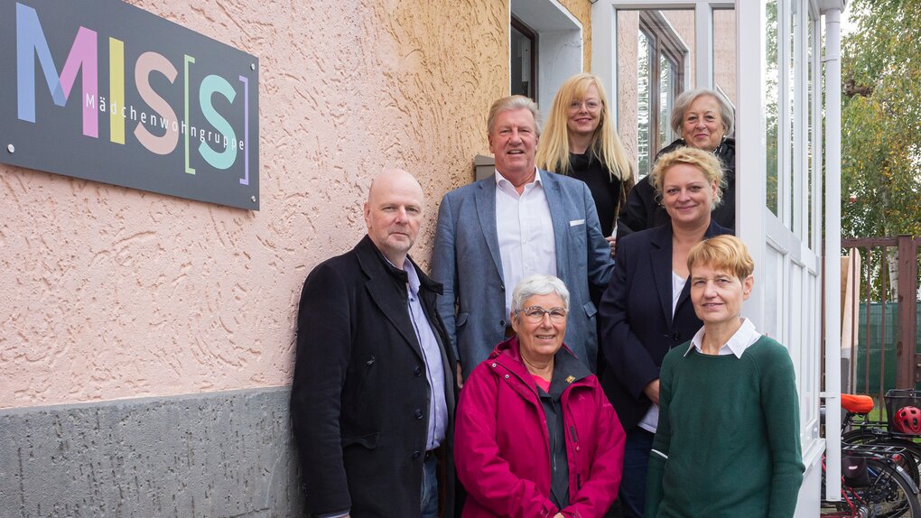 Untere Reihe, v.l.: AWO-Geschäftsführer Eckart Kroon, Sybille Böschen (Stellv. Vorstandsvorsitzende AWO Bremerhaven), Martina Völger (Leiterin des Amtes für Jugend, Familie und Frauen) mittlere Reihe, v.l.: Dr. Uwe Lissau (Vorstandsvorsitzender AWO Bremerhaven), Silke Rupietta (AWO Fachbereichsleitung), obere Reihe, v.l.: Heike Uffenbrink (Aufsichtsrat AWO und Leiterin der Volkshochschule Cuxhaven) und Barbara Riechers-Kuhlmann (Stellv. Vorstandsvorsitzende AWO Bremerhaven) | © AWO Bremerhaven/Simone Hryzyk Untere Reihe, v.l.: AWO-Geschäftsführer Eckart Kroon, Sybille Böschen (Stellv. Vorstandsvorsitzende AWO Bremerhaven), Martina Völger (Leiterin des Amtes für Jugend, Familie und Frauen) mittlere Reihe, v.l.: Dr. Uwe Lissau (Vorstandsvorsitzender AWO Bremerhaven), Silke Rupietta (AWO Fachbereichsleitung), obere Reihe, v.l.: Heike Uffenbrink (Aufsichtsrat AWO und Leiterin der Volkshochschule Cuxhaven) und Barbara Riechers-Kuhlmann (Stellv. Vorstandsvorsitzende AWO Bremerhaven) | © AWO Bremerhaven/Simone Hryzyk
