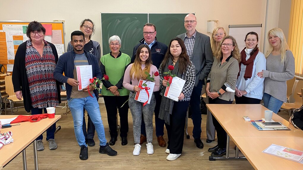Im Bild von links: Doris Muschkeit, Abdullai Abdelaziz Ali, Tetsuro Taranczewski, Sybille Böschen, Mahdieh Mirzaie, Uwe Schmidt, Andrijana Savic, Eckart Kroon, Heike Uffenbrink, Heike Bülken und zwei Projektmitarbeiterinnen. | © Foto: AWO/Thomas Krüger Im Bild von links: Doris Muschkeit, Abdullai Abdelaziz Ali, Tetsuro Taranczewski, Sybille Böschen, Mahdieh Mirzaie, Uwe Schmidt, Andrijana Savic, Eckart Kroon, Heike Uffenbrink, Heike Bülken und zwei Projektmitarbeiterinnen. | © Foto: AWO/Thomas Krüger
