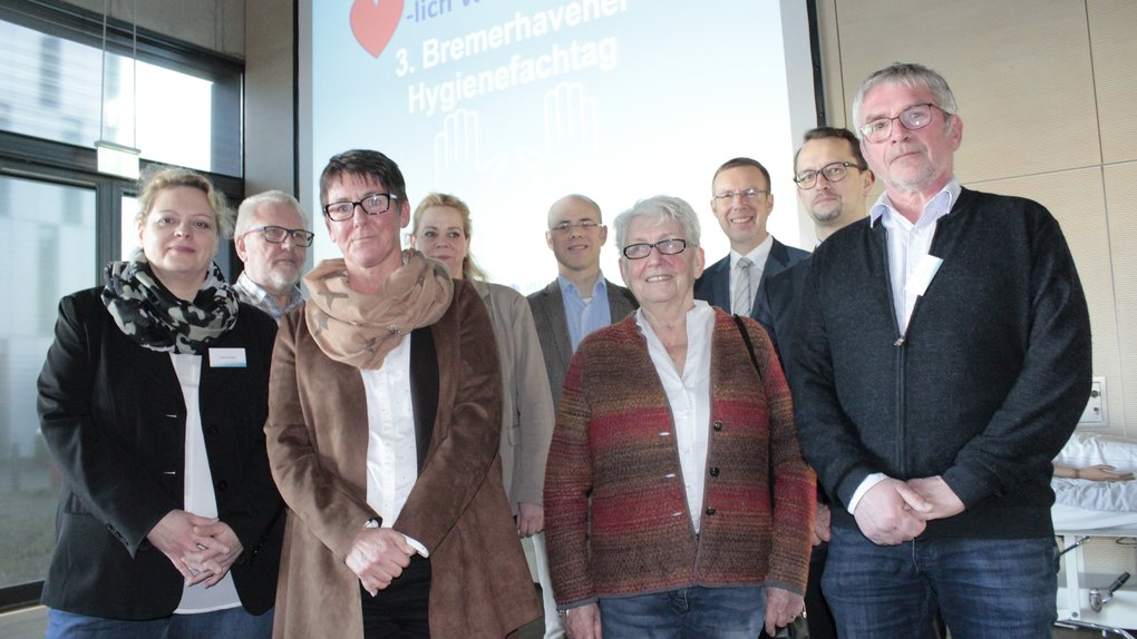 Im Bild von links Silke Rupietta (Auxilium), Siegfried Lückens, Martina Brennecke (Fa. Nonne) Stephanie Bartsch-Korneffel, Dr. Carsten Sand, Stadträrin Brigitte Lückert, AWO-Geschäftsführer Siegmar Weegen, KBR-Pflegedirektor Dr. Witiko Nickel und Frank Strupeit. Im Bild von links Silke Rupietta (Auxilium), Siegfried Lückens, Martina Brennecke (Fa. Nonne) Stephanie Bartsch-Korneffel, Dr. Carsten Sand, Stadträrin Brigitte Lückert, AWO-Geschäftsführer Siegmar Weegen, KBR-Pflegedirektor Dr. Witiko Nickel und Frank Strupeit.