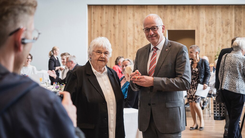 Im Auftrag des Bundespräsidenten zeichnete Bremerhavens Stadtverordnetenvorsteher Torsten von Haaren die 82-Jährige in den Räumen des Deutschen Auswandererhauses mit dem Orden aus | © AWO Bremerhaven/Simone Hryzyk Im Auftrag des Bundespräsidenten zeichnete Bremerhavens Stadtverordnetenvorsteher Torsten von Haaren die 82-Jährige in den Räumen des Deutschen Auswandererhauses mit dem Orden aus | © AWO Bremerhaven/Simone Hryzyk