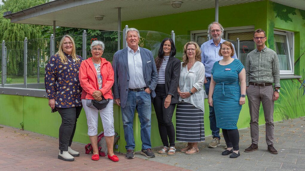 Starten ein Projekt gegen den Fachkräftemangel (im Bild von links): Vanessa Kipp (Einrichtungsleitung Gerhard-van-Heukelum-Haus), Sybille Böschen (Stellv. Vorsitzende AWO Kreisverband Bremerhaven e.V.), Dr. Uwe Lissau (Vorsitzender AWO Kreisverband Bremerhaven e.V.), Denise von Döhlen (Lehrkraft Paula-Modersohn-Schule), Heike Bülken (Leitung Fachbereich Pflege AWO Bremerhaven), Dr. Joachim Wolff (Schulleiter Paula-Modersohn-Schule), Rebekka Riss (Schulleitung Ursula-Kaltenstein-Akademie für Gesundheit und Pflege der AWO) und Stadtrat Michael Frost, Dezernent für Schule. | © AWO Bremerhaven/Simone Hryzyk Starten ein Projekt gegen den Fachkräftemangel (im Bild von links): Vanessa Kipp (Einrichtungsleitung Gerhard-van-Heukelum-Haus), Sybille Böschen (Stellv. Vorsitzende AWO Kreisverband Bremerhaven e.V.), Dr. Uwe Lissau (Vorsitzender AWO Kreisverband Bremerhaven e.V.), Denise von Döhlen (Lehrkraft Paula-Modersohn-Schule), Heike Bülken (Leitung Fachbereich Pflege AWO Bremerhaven), Dr. Joachim Wolff (Schulleiter Paula-Modersohn-Schule), Rebekka Riss (Schulleitung Ursula-Kaltenstein-Akademie für Gesundheit und Pflege der AWO) und Stadtrat Michael Frost, Dezernent für Schule. | © AWO Bremerhaven/Simone Hryzyk