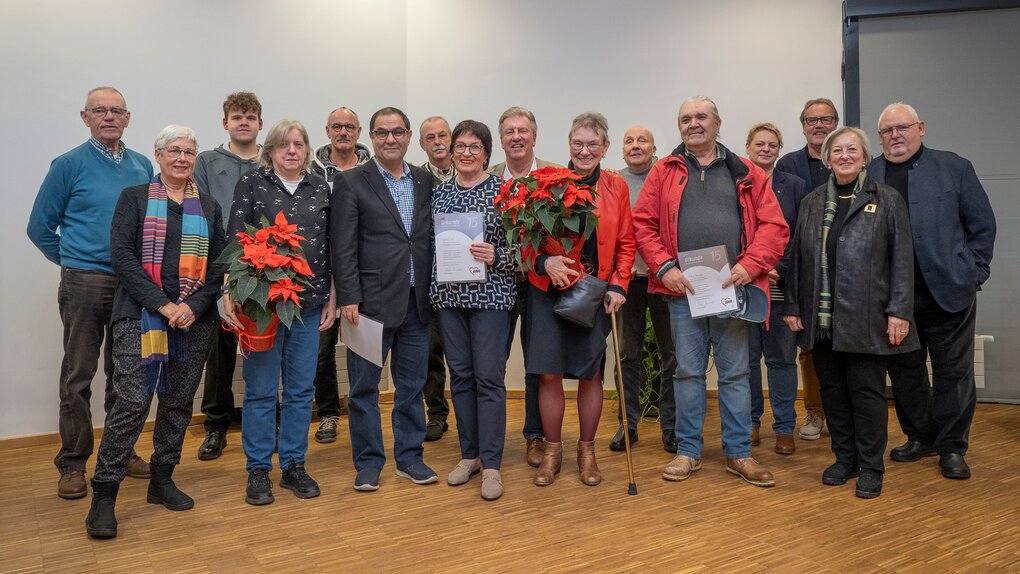 Mitgliederehrung beim AWO Kreisverband Bremerhaven (von links): Hans-Hermann Strapko, Sybille Böschen (Vorstand), Ole Claas Neubauer,  Ute Niehaus, Axel Böhm, Muhlis Kocaaga, Peter Dierschke, Gunda Türk, Vorstandsvorsitzender Dr. Uwe Lissau, Tarja Weyer, Günter Schmidt,  Rihart Marinkov, Silke Rupietta (Geschäftsführung Kreisverband), Claus Kaminiarz, Barbara Riechers-Kuhlmann (Vorstand), Hans-Werner Busch.        Fotos: AWO/Simone Hryzyk | © Simone Hryzyk/AWO Bremerhaven